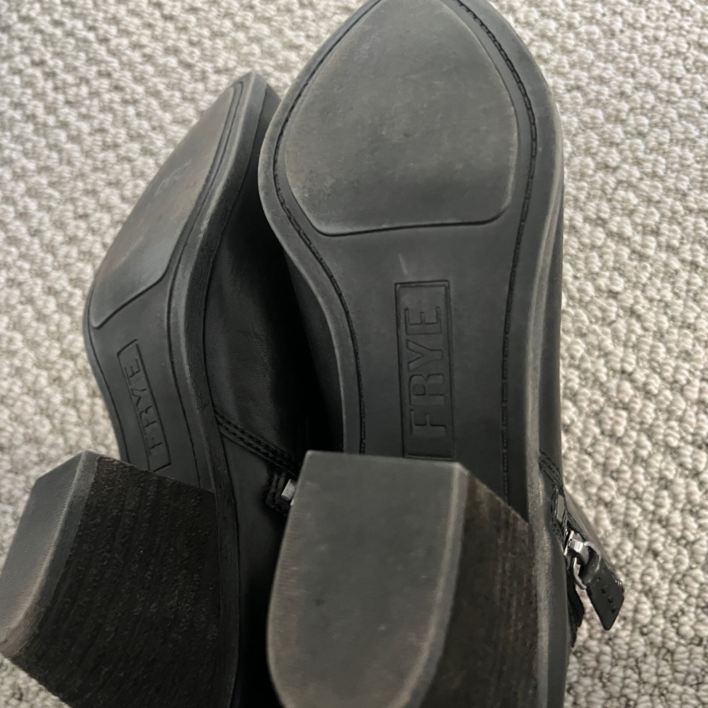 FRYE Elegant Black Leather Ankle Booties - Picture 7 of 7